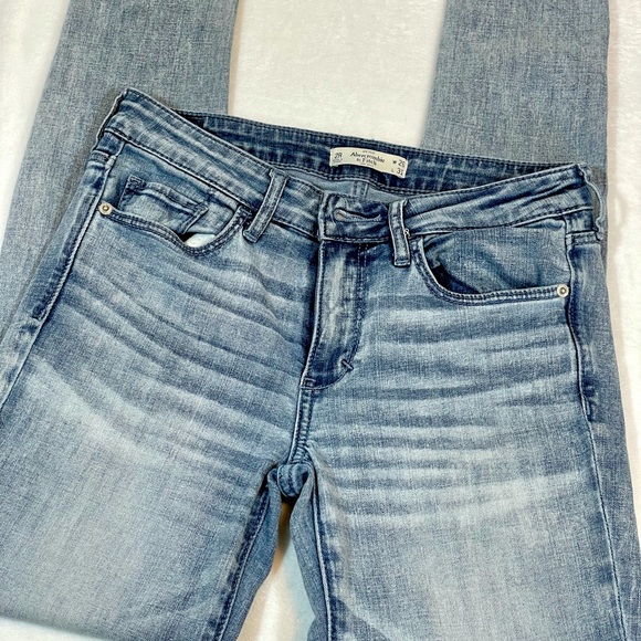 Abercrombie and Fitch light wash, skinny jeans - Picture 7 of 9